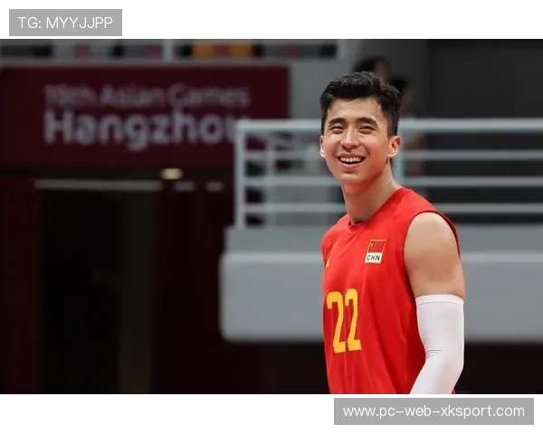 张景胤高点强攻越过双人拦网，现场气氛燃起